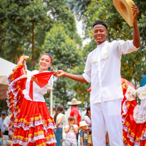 Couple de danseurs colombiens